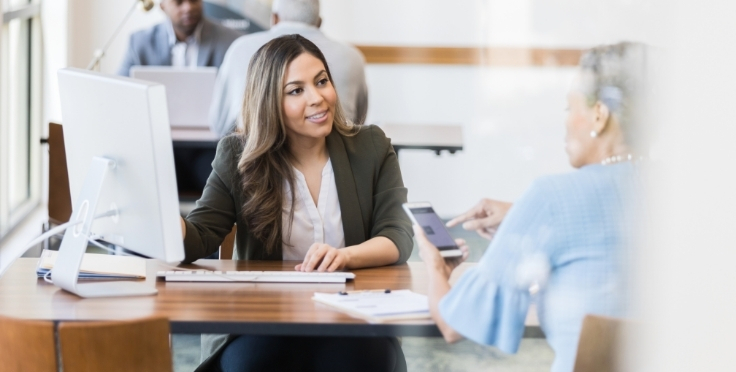 employee explaining the benefits of a checking account